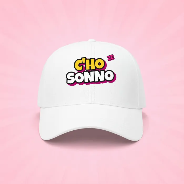 Cappellino bianco con scritta C'ho sonno