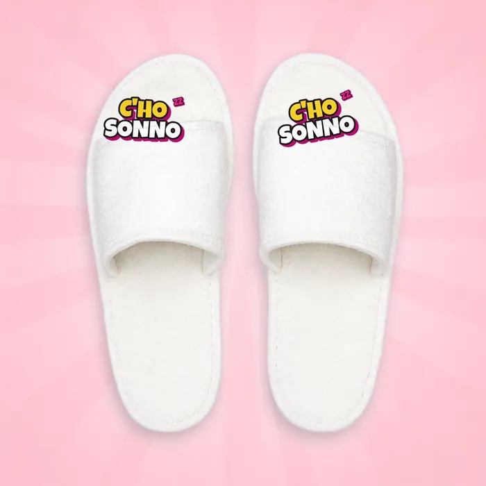 Pantofole bianche con scritta C'ho sonno