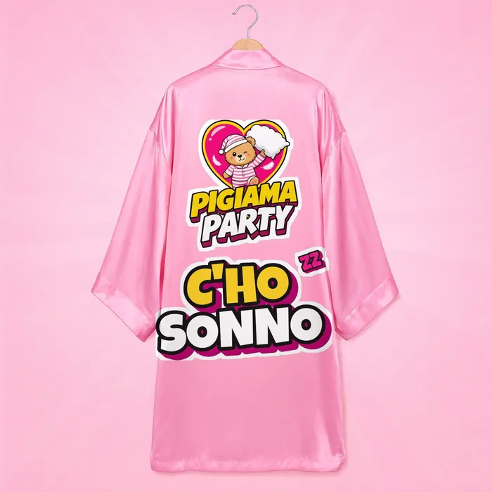 Vestaglia rosa col logo e la scritta C'ho sonno